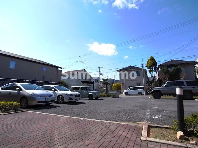 大関満池谷ハイツの駐車場|車をお持ちの方に嬉しい駐車場付きの物件です