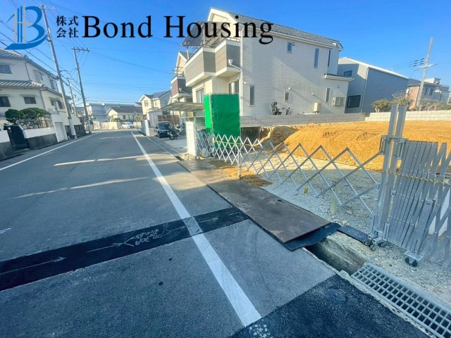 JR朝霧駅徒歩13分　駐車2台　明石市松が丘5丁目　新築戸建の前面道路含む現地写真