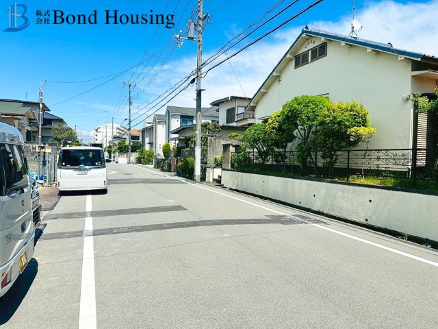 JR朝霧駅徒歩13分　駐車2台　明石市松が丘5丁目　新築戸建の前面道路含む現地写真