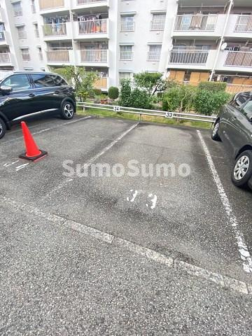 東仁川団地２号棟 の駐車場|駐車場に車を止められます