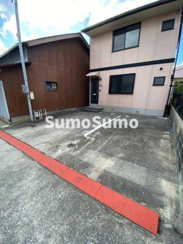山下町1丁目貸家の駐車場|駐車場に車を止められます