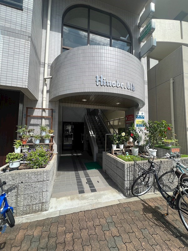 日の出ビルのエントランス|清潔なエントランスです