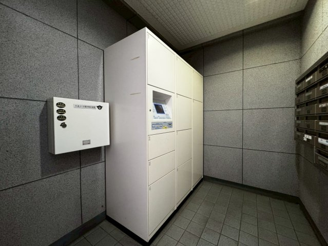 ライオンズマンション藤沢東のその他|忙しい方にも便利な宅配ボックスです♪