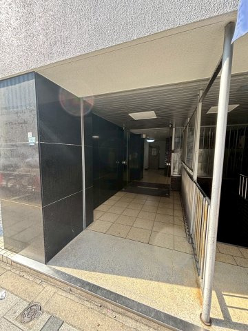 新日本難波ビルのエントランス