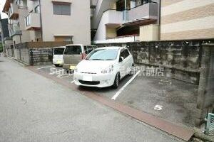 向川原土井マンションの駐車場|カースペースがあります
