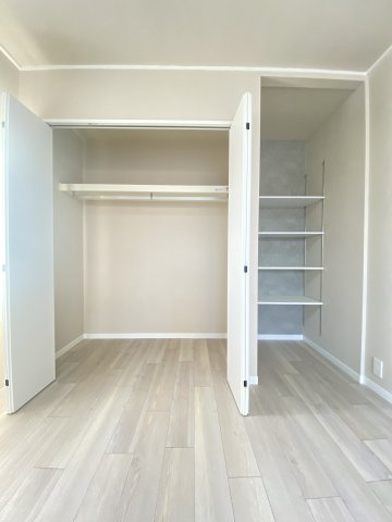 多摩川久地パークハイツの洋室|約9.4帖洋室 収納になります。