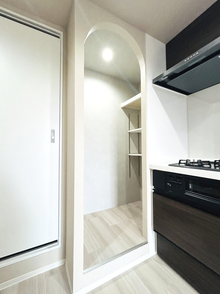 多摩川久地パークハイツの収納|キッチン横のパントリーです。