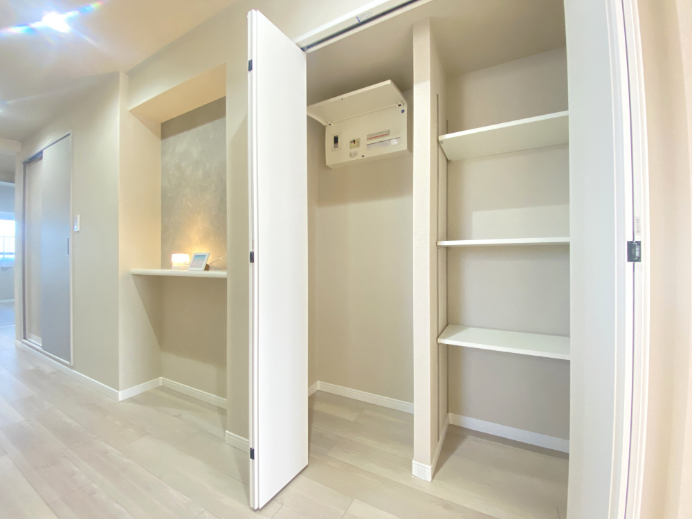 多摩川久地パークハイツの収納|廊下部収納になります。