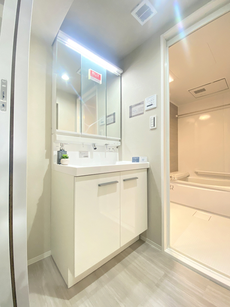 多摩川久地パークハイツの独立洗面台|洗面台です。高機能で使いやすく、鏡の裏には収納スペースもあります！