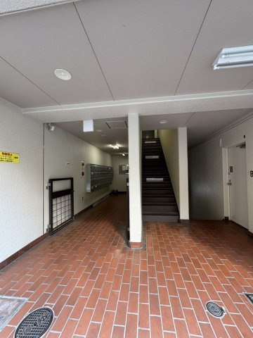 山田ビルのエントランス