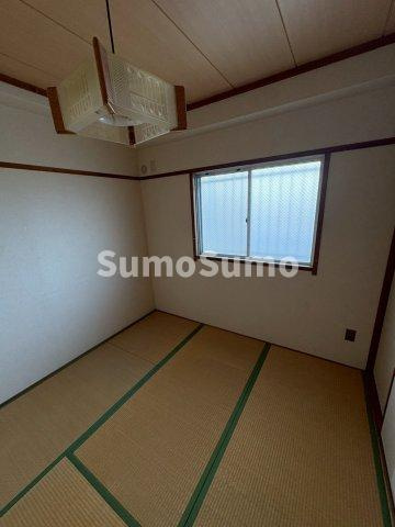 月見山マンションの和室|明るい和室です