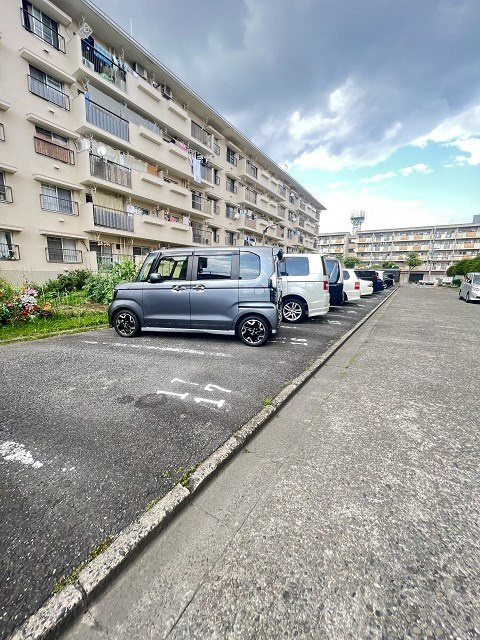 御園団地2号棟の駐車場