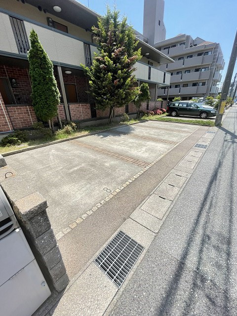メゾン高松Ⅴ A棟の駐車場