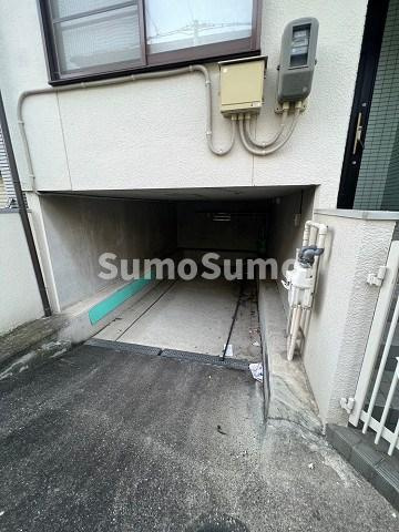 小中島1丁目貸家の駐車場|車をお持ちの方に嬉しい駐車場付きの物件です