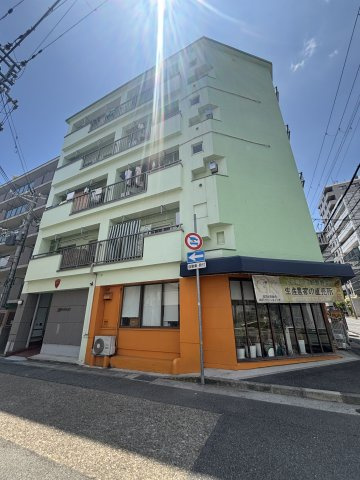 新井マンションの外観