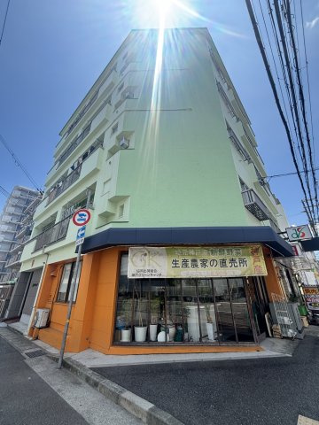 新井マンションの外観