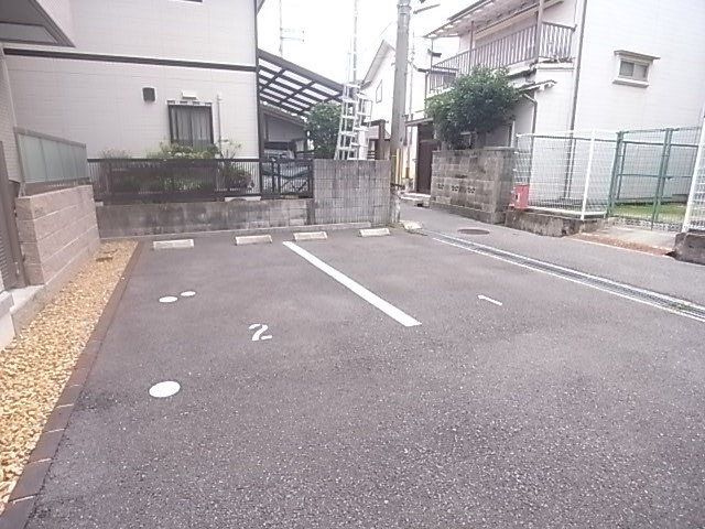 ラ・メゾンアンソレイエ板宿の駐車場