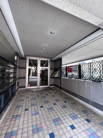 メロディハイム九条のエントランス