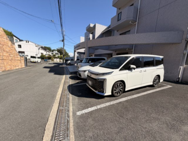 グランドール山口の駐車場