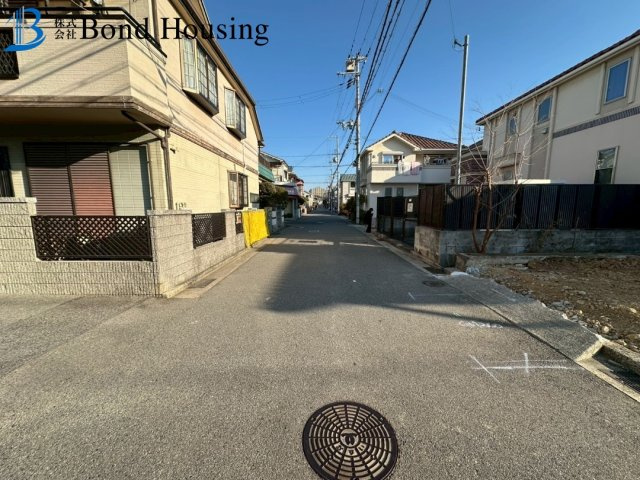 耐震等級3取得　星陵台1丁目　新築2区画　1号棟の前面道路含む現地写真