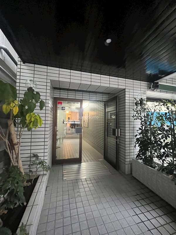 メゾン内久宝寺のエントランス|建物の内部です