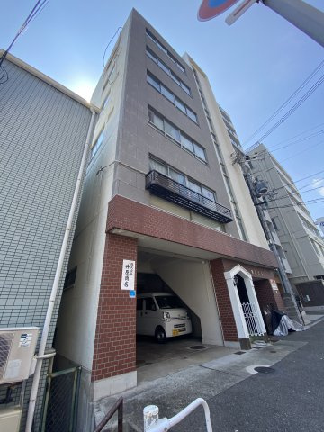 吉沢ビルのエントランス