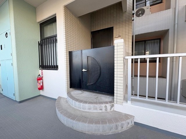 グランヴェルジェ西台の玄関|門扉付きのポーチ付き住戸です
お部屋の前に開放廊下がないのでプライバシーを確保できます