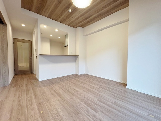 グランヴェルジェ西台の居間・リビング|南東側バルコニーから豊かな採光が注ぎ込み、明るくリビングを照らしてくれます