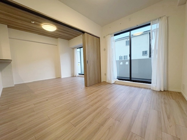 グランヴェルジェ西台の居間・リビング|リビングと続き間の仕切りを開放すれば、ゆとりある空間として利用可能です