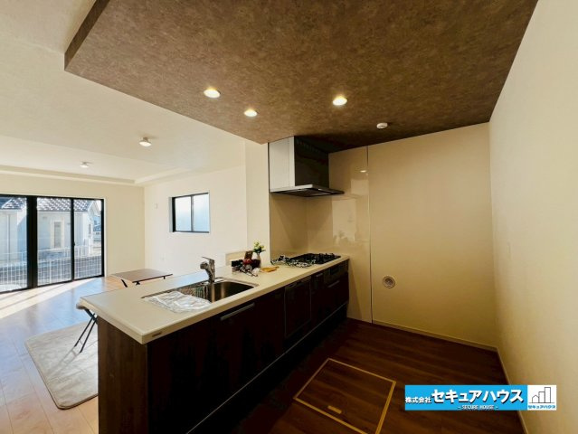 【今からご案内可能】日進市米野木町　全2棟のキッチン|【キッチン】
◆広々としたキッチンスペースのため家族で並んで料理できます。