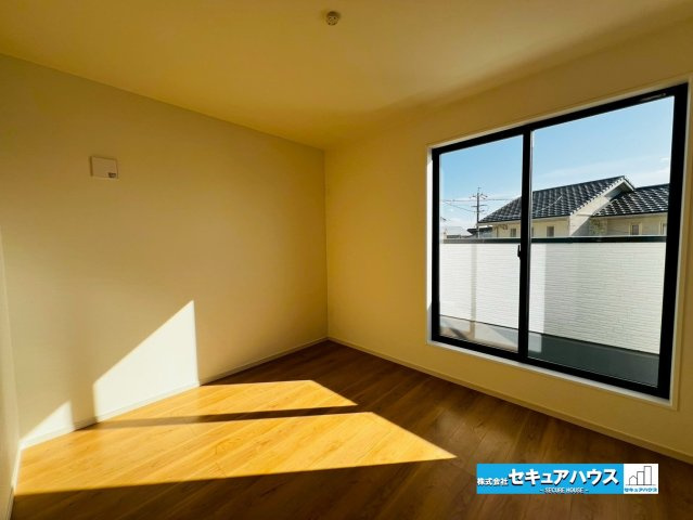 【今からご案内可能】日進市米野木町　全2棟の洋室|【洋室】
◆広々とした居住空間は日々の暮らしを彩り、心のやすらぎと満足感を与えてくれます。通風と採光を考慮した設計は子供たちはのびのび育ち、家族でくつろぎと団らんを生み出します。