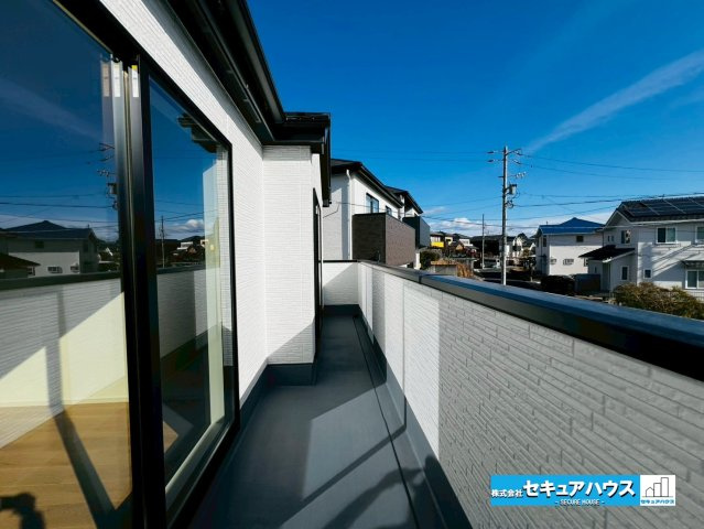 【今からご案内可能】日進市米野木町　全2棟のバルコニー|【バルコニー】
◆見晴らしもよく、太陽の温かな温もりをめいっぱい受け止めてくれます。
太陽の光と爽やかな風を受けたお洗濯物はあっという間に乾き、取りこむ時には太陽の匂いを感じられそうですね。　