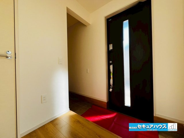 【今からご案内可能】日進市米野木町　全2棟の玄関|【玄関】
◆光が差し込み明るいです。気分も晴れやかになりますね。
◆玄関には、収納力のあるシューズボックスがございます。玄関まわりがすっきり片付きます。　