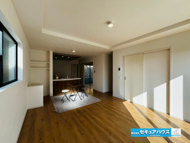 【今からご案内可能】日進市米野木町　全2棟の居間・リビング|【LDK】
◆家族揃ってリビングで過ごすお休みの日が、楽しみになる場所となることでしょう。
対面式のオープンキッチンは、家事をしながら家族の様子が一目でわかる安心＆便利設備♪