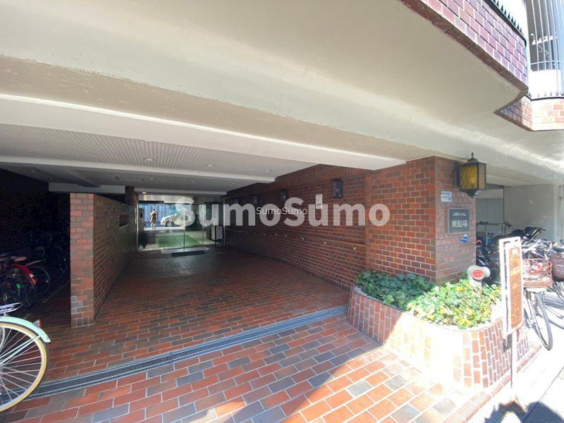 メロディハイム東船場のエントランス