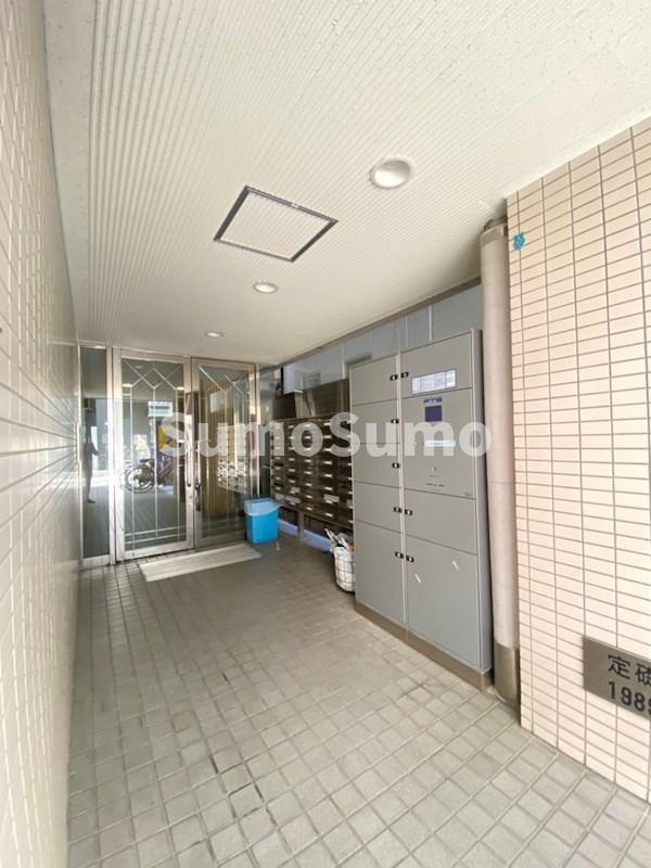 普茶マンションのエントランス