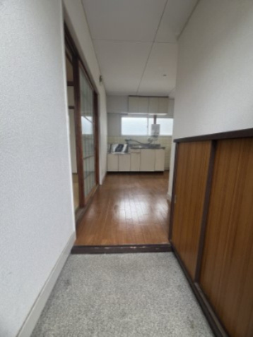 大横マンションの玄関