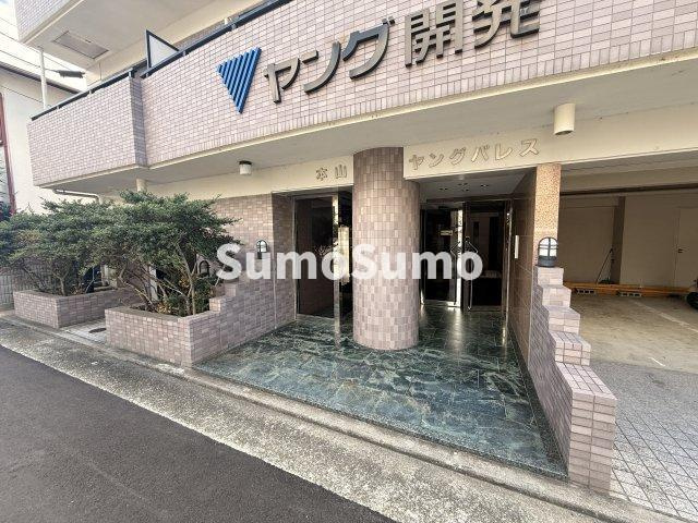 本山ヤングパレスのエントランス