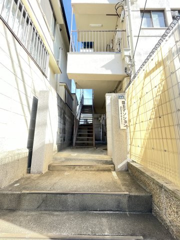 国玉マンションのエントランス
