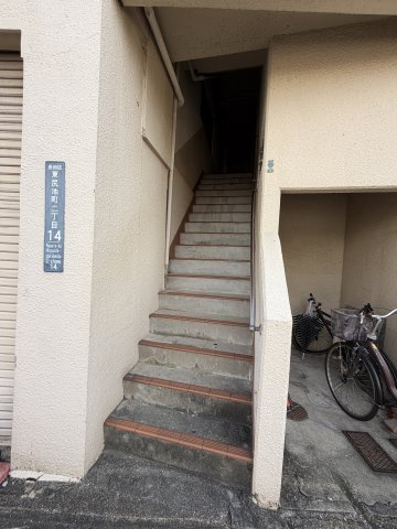 岡本マンションのエントランス