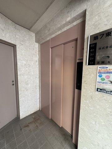 東山ビルのロビー