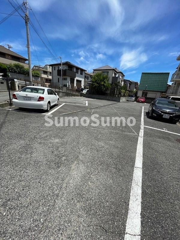 霞ヶ丘レジデンスの駐車場