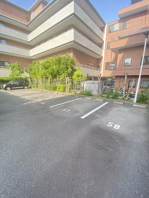 西宮香枦園ロジュマンの駐車場