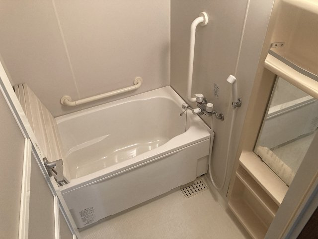 ベガ中上の浴室|バスルーム追い炊き可能・うれしい鏡付きです