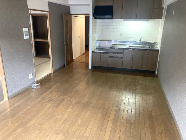 ベガ中上の居間・リビング|窓が大きく風通しも良好のリビング