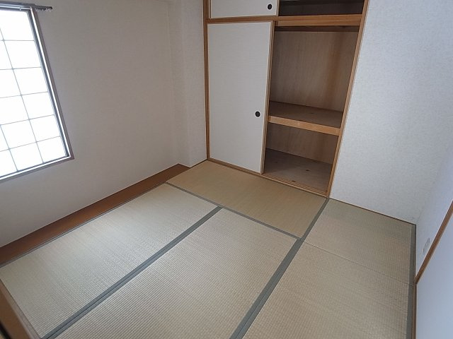 ベガ中上の内装|和室の部屋にも窓があり明るいです