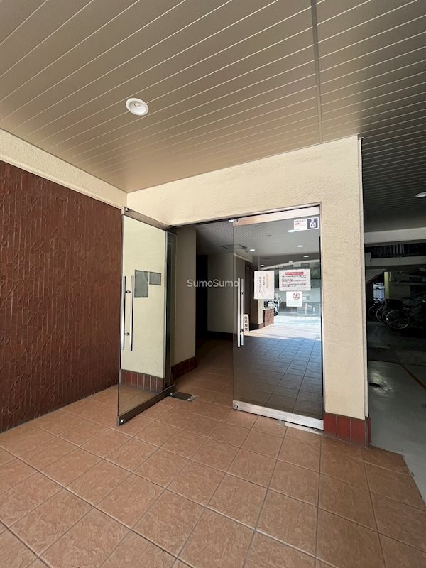 順慶町ハイツのエントランス|建物の内部です