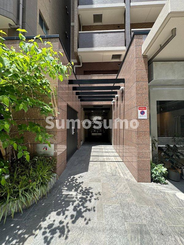 藤の邸　京町堀のエントランス|建物の内部です