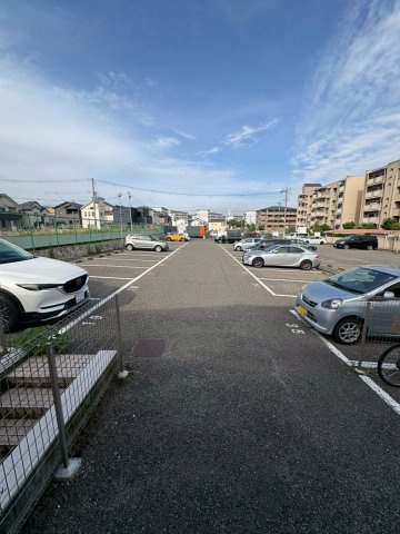 落合ハイツ A棟の駐車場