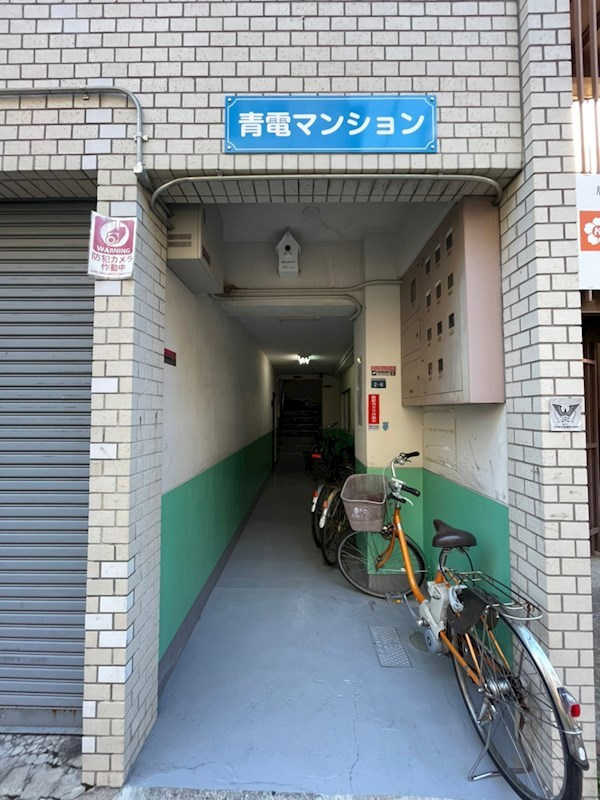 青電マンションのエントランス
